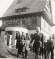 Dr. Emil Hácha před Hlavovou vilou, vpravo ministr veřejných prací Domini Čipera, červenec 1945