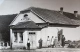 Charyparovi před svou hospodou