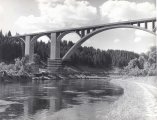 Zpevňování pilířů betonového mostu před chystanou zátopou, 50. léta 20. století