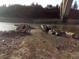 Příjezdová cesta k bývalému řetězovému mostu, pravý břeh řeky, leden 2020