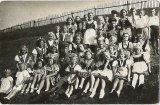 Děti z Olešné a Rastor s ruskými vojáky, květen 1945