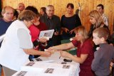 Blanka Tupá a Michaela Hrnečková při prodeji knihy. Foto R. Krekule.