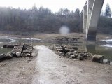 Příjezdová cesta k bývalému řetězovému mostu, pravý břeh řeky, leden 2020